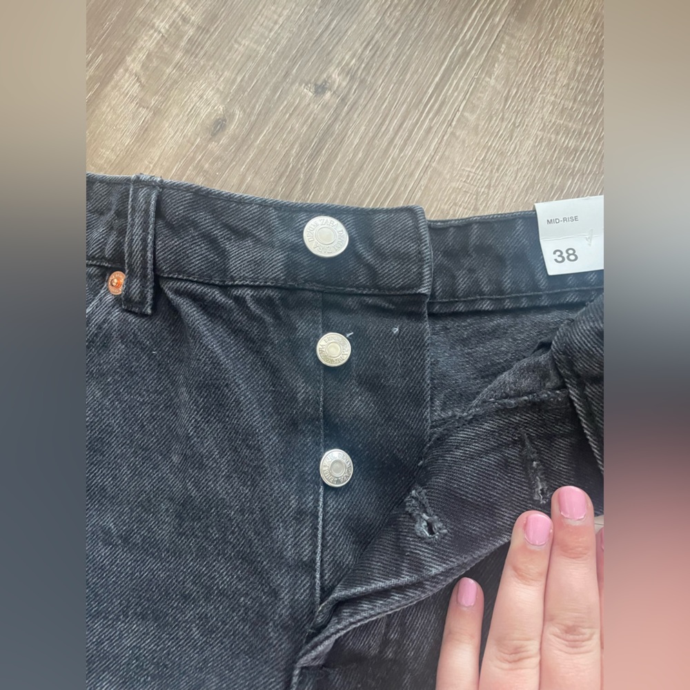 Zara NWT Mid Rise Black Denim Distressed Jean Shorts- Size 6 - Picture 3 of 5